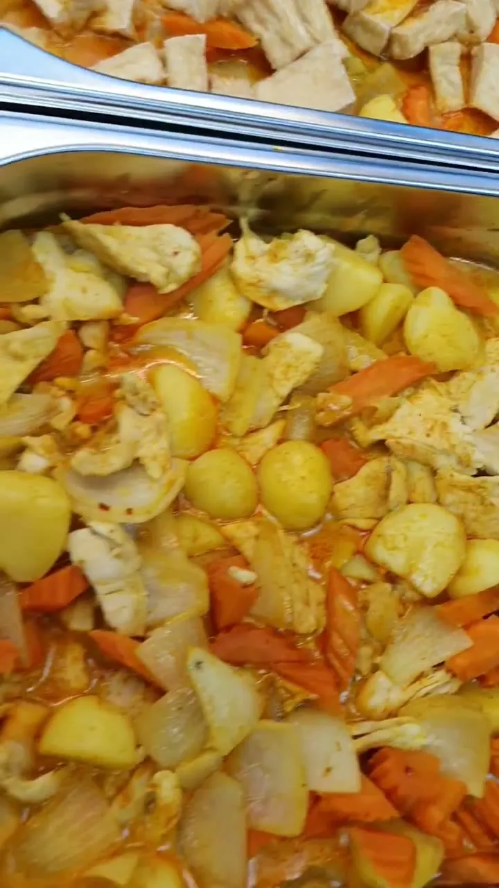 Massaman-Curry mit Kartoffeln, Karotten und Zwiebeln