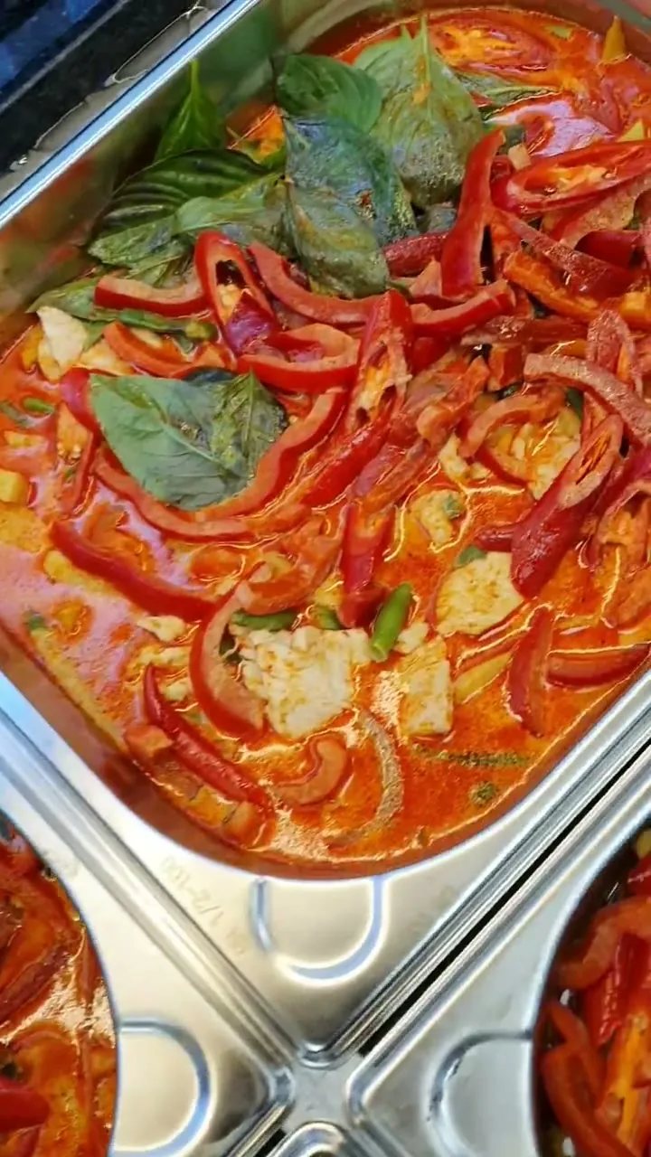 Rotes Thai-Curry mit Paprika und Thai-Basilikum