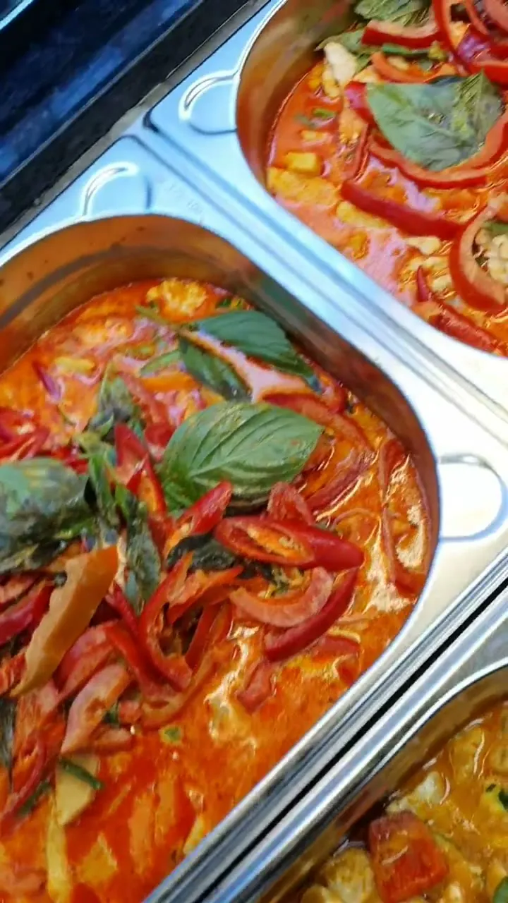 Rotes Curry mit Thai-Basilikum