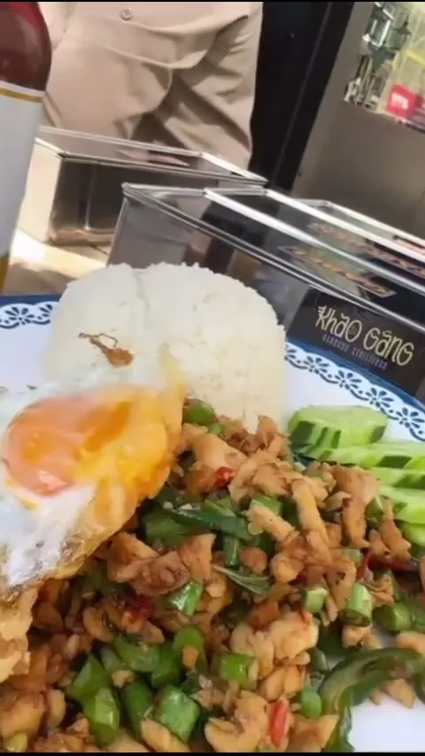 Pad Krapao mit Reis und Spiegelei