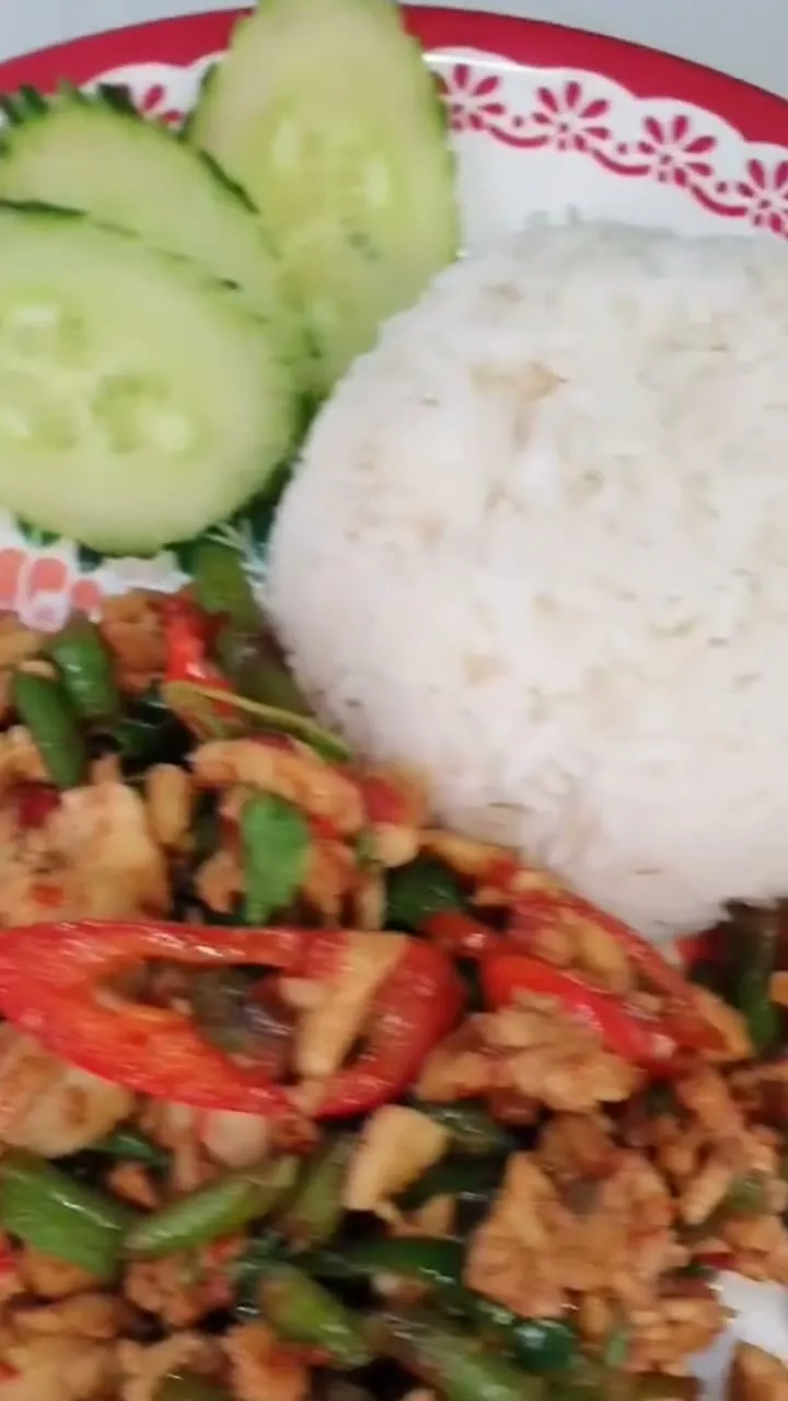 Pad Krapao mit grünen Bohnen, Chili und Jasminreis