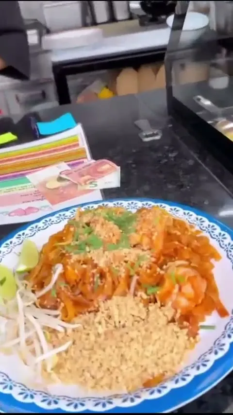 Pad Thai mit Garnelen und gehackten Erdnüssen