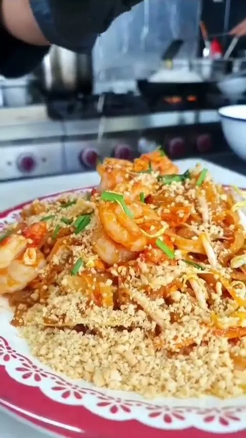 Pad Thai mit Garnelen auf rot-weißem Teller