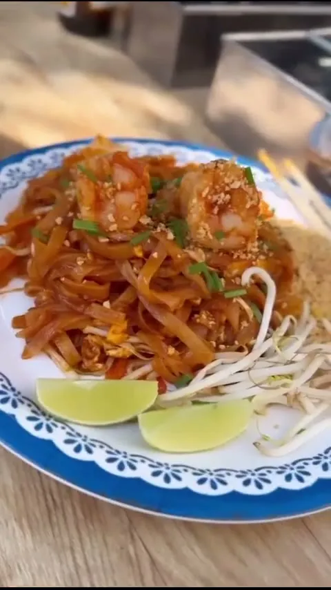 Pad Thai mit Garnelen, Sprossen, Limette und Erdnüssen
