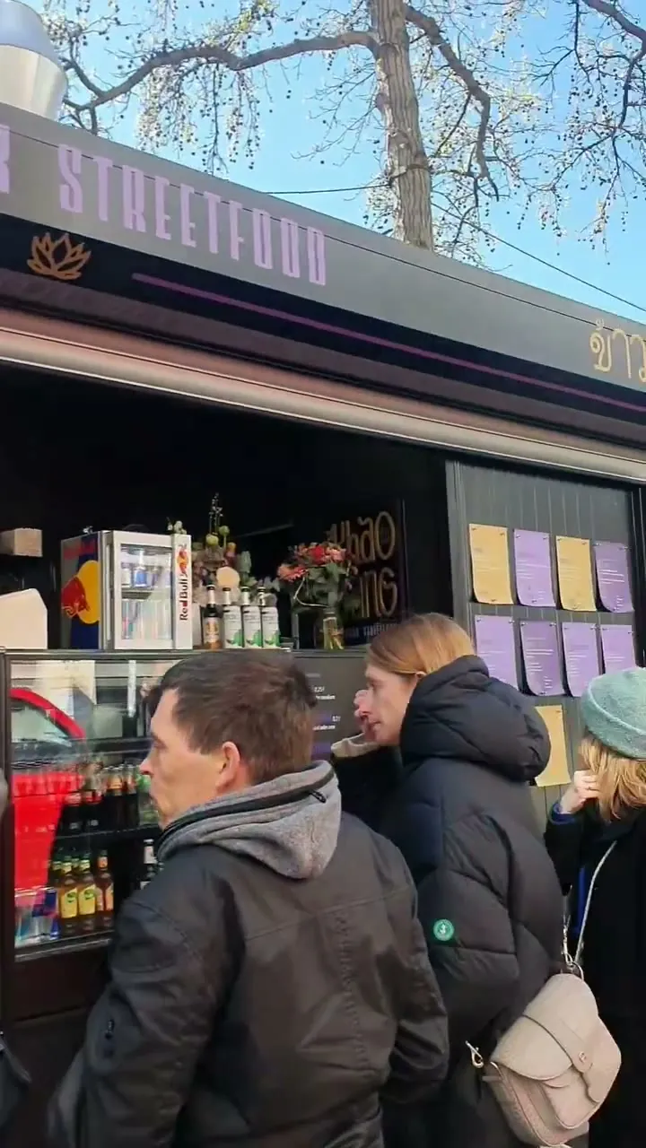 Der Khao-Gäng-Stand am Carlsplatz mit wartenden Gästen